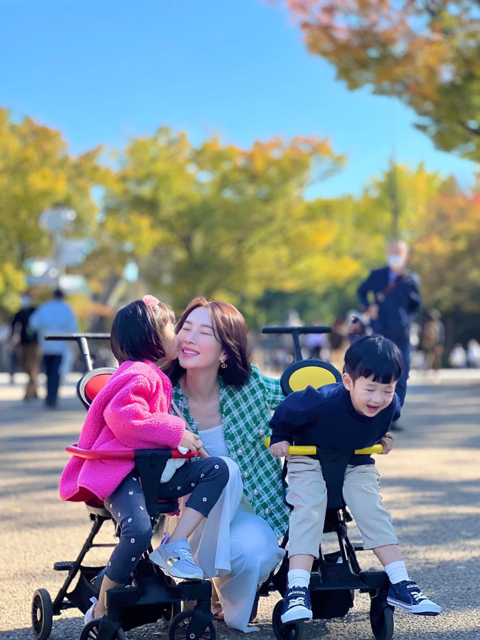 Hoa hậu Đặng Thu Thảo rạng rỡ hạnh phúc khi ở bên 2 'nhóc tì'