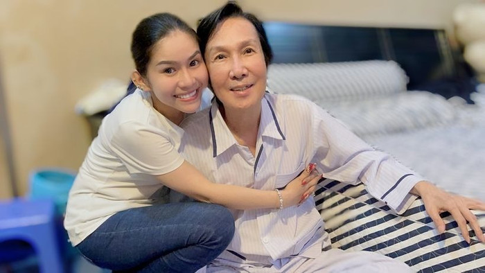 Thuở sinh thời, cố NSƯT Vũ Linh đã dành một sự quan tâm đặc biệt tới con gái nuôi là nghệ sĩ Bình Tinh