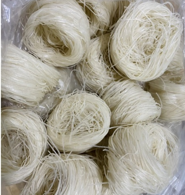 Phở khô dùng sợi phở tròn mảnh chứ không mềm và dẹt như phở thông thường