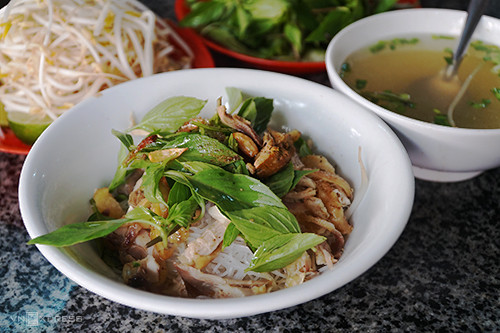 Tô phở khô ngoài phở còn có thêm giá chần, chút thịt nạc bằm, rắc chút hành phi thơm vàng