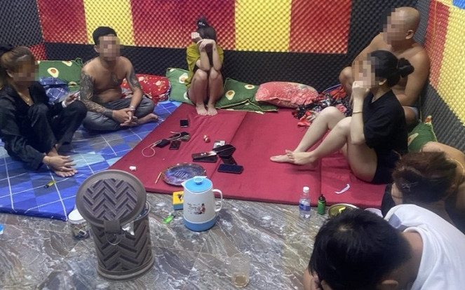 Ập vào căn phòng vang tiếng nhạc chát chúa, phát hiện cảnh tượng kinh hoàng của 4 đôi nam nữ ở bên trong Ảnh 2