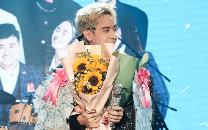 Nam ca sĩ Việt được khán giả tặng vòng tiền đến mức 'trĩu cổ', nhìn số lượng quà ai cũng bất ngờ Ảnh 2