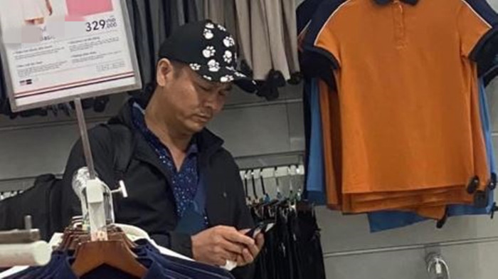 Camera an ninh ghi lại hình ảnh vị giám đốc người Trung Quốc đang mua quần áo trước khi bị Cảnh sát bắt giữ
