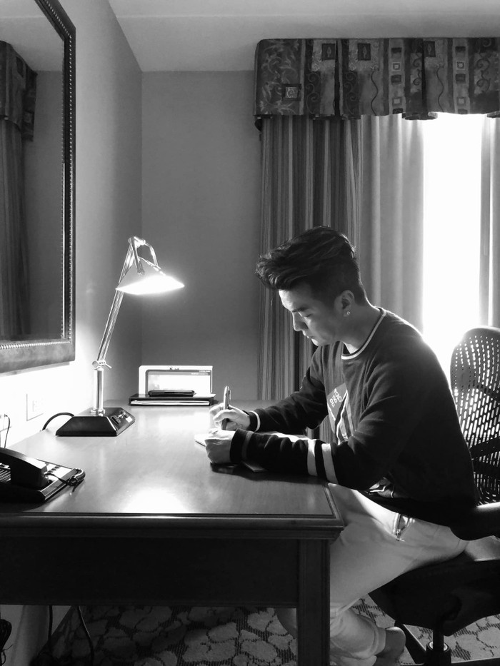 Đàm Vĩnh Hưng xúc động khi lắng khi tâm sự người hâm mộ gửi gắm.