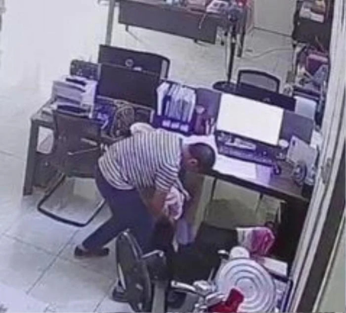 Camera ghi lại khoảng khắc người đàn ông và người phụ nữ xảy ra mâu thuẫn xô xát.