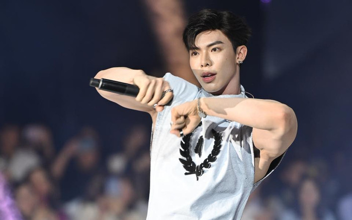 ERIK khoe vũ đạo trên sân khấu, cánh tay cơ bắp khiến dân mạng xôn xao Ảnh 2