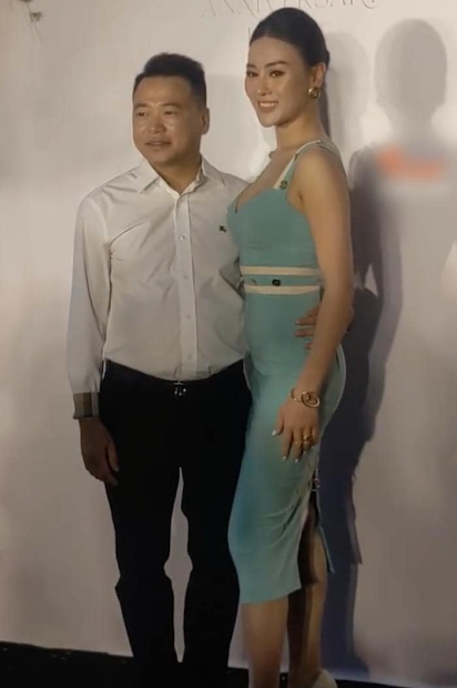 Dễ dàng nhận thấy Phương Oanh có chiều cao nhỉnh hơn khi đứng chung một khung hình với Shark Bình