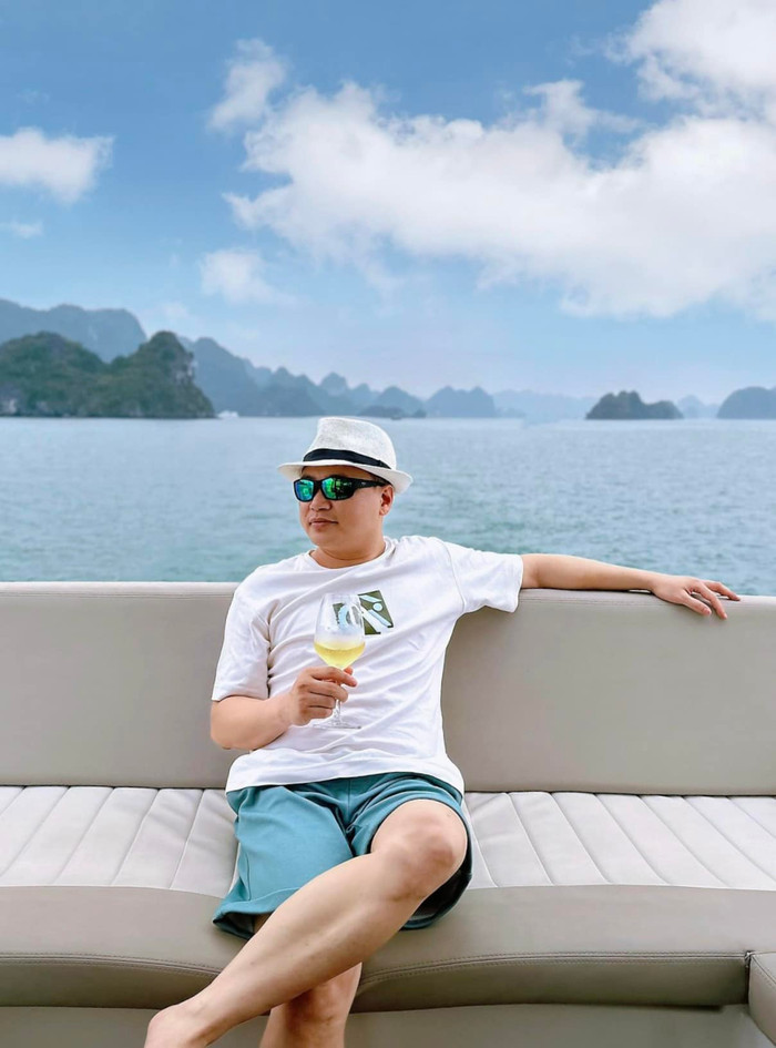 Trước khi Phương Oanh đăng tải loạt ảnh trên, Shark Bình cũng đã khoe ảnh có mặt ở một du thuyền sang chảnh