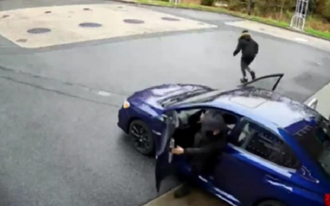 Xông vào cưỡng chế chủ xe cướp ôtô, hai gã trai bất ngờ bỏ chạy vì lý do khó đỡ Ảnh 2