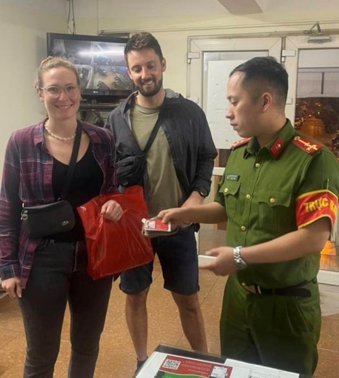 Cơ quan chức năng trao trả lại tài sản cho nữ du khách. (Ảnh: CAHN).
