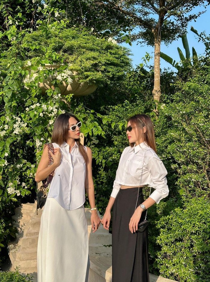 Hai người đẹp tay trong tay tại buổi cầu hôn của người bạn.