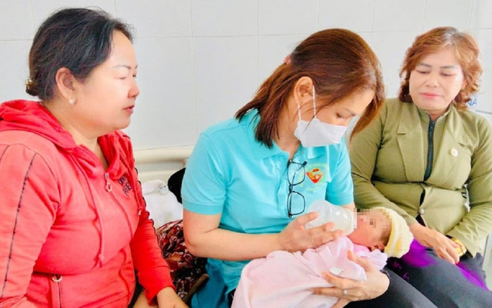 Bé gái còn nguyên dây rốn bị bỏ ở lề đường và màn giải cứu bất ngờ lúc rạng sáng Ảnh 2