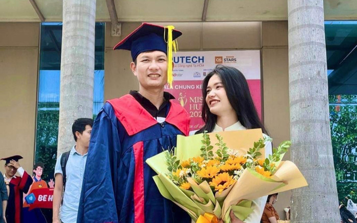 Chuyện xúc động của chàng trai làm thợ hồ nuôi em gái, được khoác áo cử nhân trong lễ tốt nghiệp của em Ảnh 2