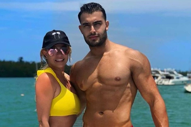 Đứng trước việc Britney Spears thường xuyên gây xôn xao vì đăng ảnh nhạy cảm trên mạng xã hội, chồng nữ ca sĩ từng chia sẻ anh không hề kiểm soát vợ trong việc này