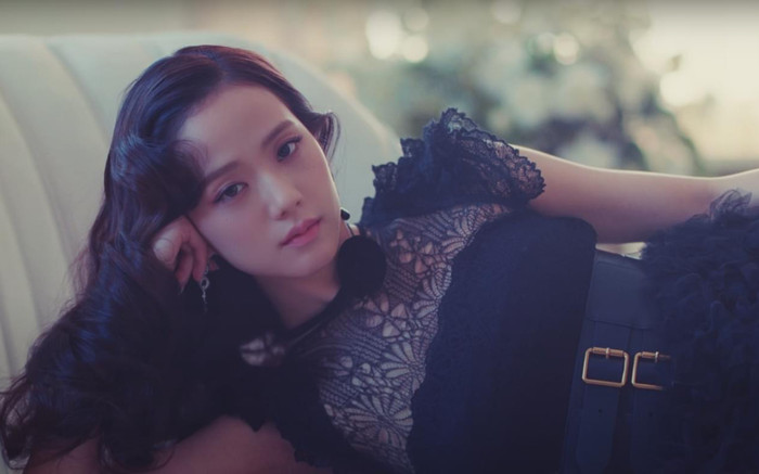 Bóc giá hàng loạt trang phục sang trọng và đắt đỏ của Jisoo (BlackPink) trong MV Flower vừa ra mắt Ảnh 2