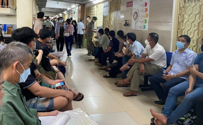 Người phụ nữ bị bác sĩ làm lộ ngực trần trước mặt nhiều đàn ông lạ, phản ứng phía bệnh viện gây phẫn nộ Ảnh 2