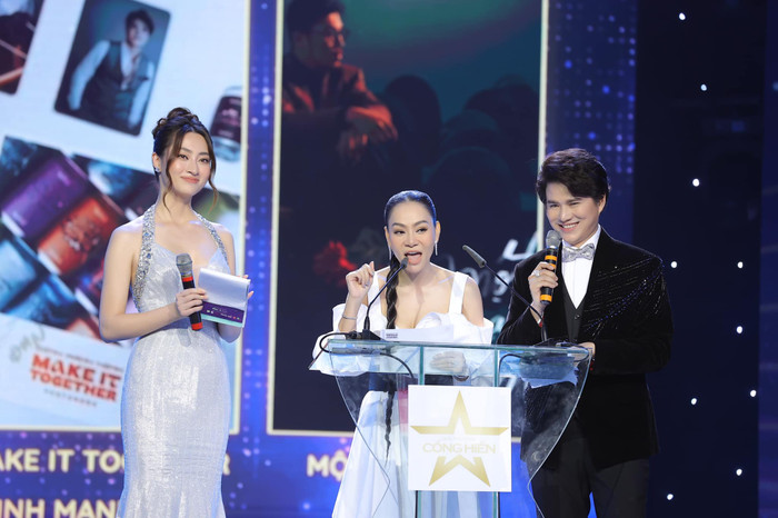 Ca sĩ Thu Minh xướng tên Hoàng Thùy Linh trong đêm trao giải Cống Hiến.