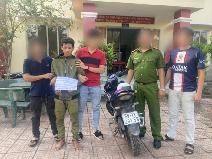 Đối tượng Mến (thứ 2 từ trái qua) bị Công an bắt giữ. (Ảnh:CA).