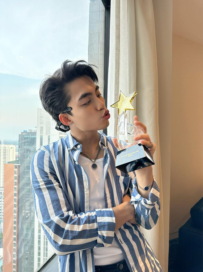 Dù không trực tiếp nhận cúp trên sân khấu Cống Hiến 2032, nhưng vừa qua MONO cũng đã có bài chia sẻ về chiến thắng này của mình trên trang cá nhân.