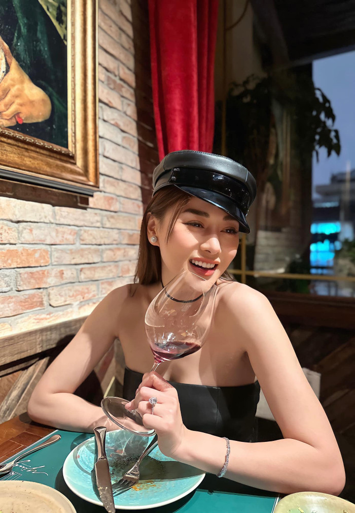 Diễn viên Phương Oanh khoe nhan sắc ngày một thăng hạng.