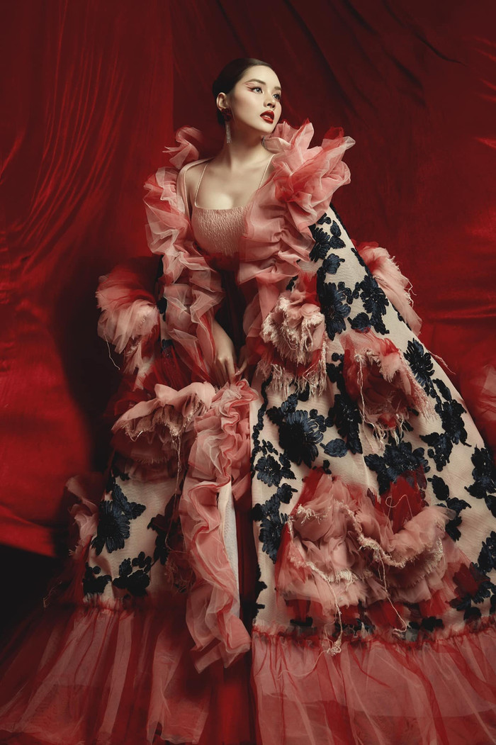 Trong concept đậm chất nữ hoàng, mỹ nhân chuyển giới xinh đẹp không thua kém gì các nữ nghệ sĩ Vbiz khác.