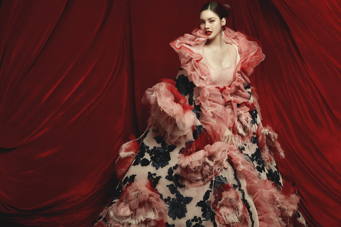 Được đánh giá là một trong những thí sinh xinh đẹp nhất tại Miss International Queen Vietnam 2023, Đan Tiên có thể dễ dàng 'chặt đẹp' những layout khó nhằn. 