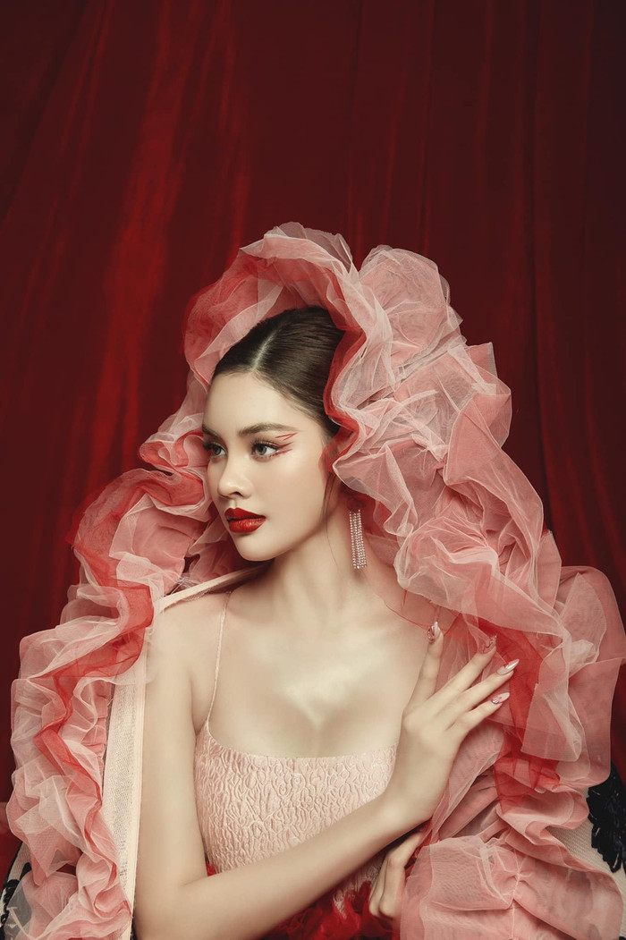 Trong loạt ảnh mới, Đan Tiên hóa thân thành nữ hoàng với layout trang điểm tông đỏ vô cùng quyền lực, quyến rũ. Cô diện outfit tông hồng và đỏ để bộ ảnh thêm phần nổi bật.