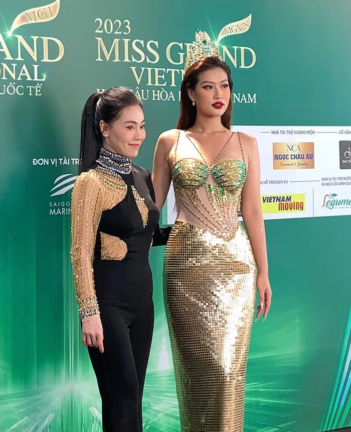 Thảm đỏ Miss Grand VN: Bảo Ngọc 'lấn át' chiều cao khi đứng cùng Hoa hậu đẹp nhất thế giới Ảnh 2