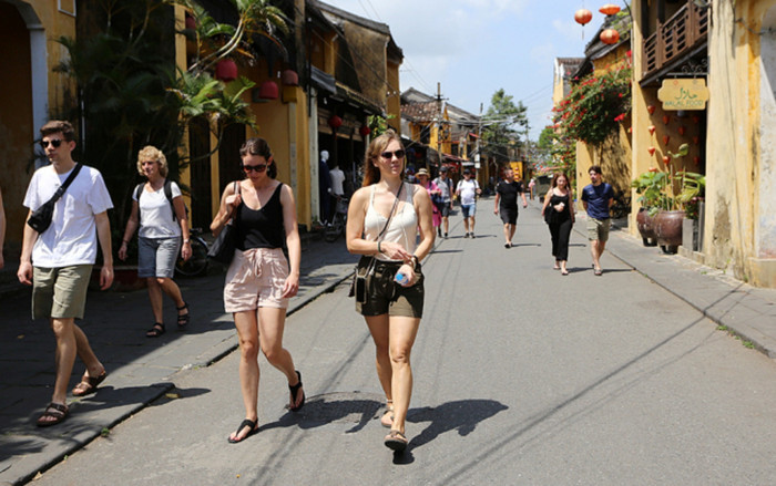 Tất cả du khách bắt buộc phải mua vé khi đi vào phố cổ Hội An Ảnh 2