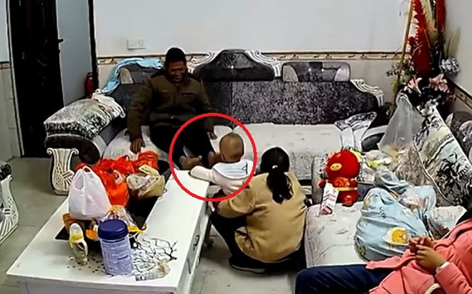 Nhờ bố mẹ chồng trông con giúp, người phụ nữ sốc nặng khi xem camera Ảnh 2