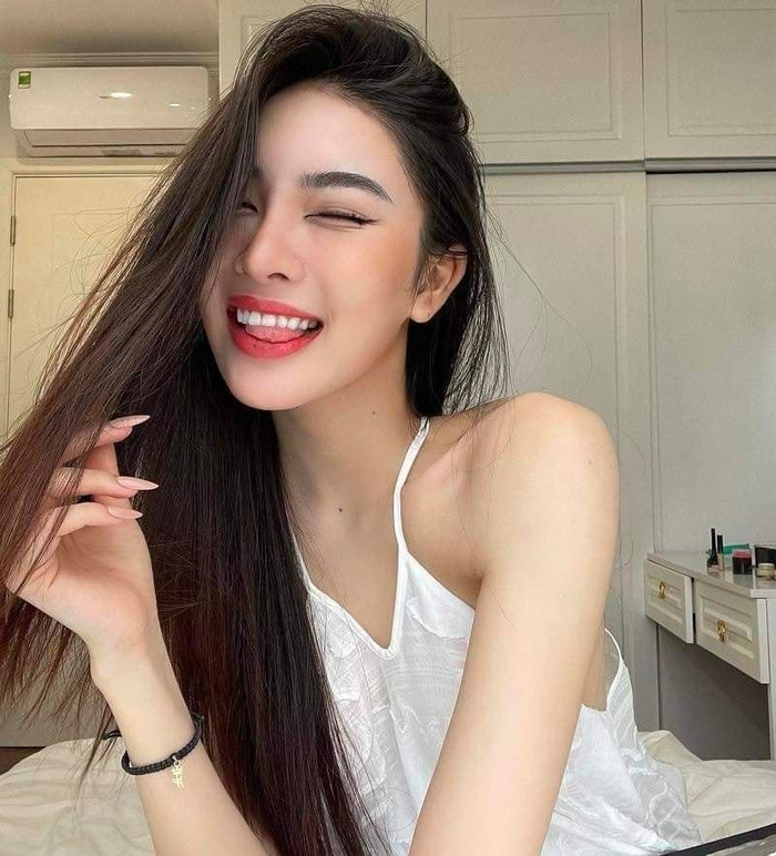 Cuộc sống xa hoa của hotgirl Linh Trương: Luôn 'dát' hàng hiệu, check-in nơi sang chảnh Ảnh 9