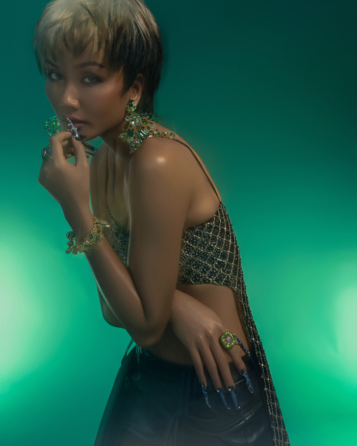 Kiểu tóc ngắn ôm sát phần đầu giúp H'Hen Niê lộ rõ đường nét góc cạnh, qua đó lột tả được tâm trạng và thông điệp: 'Yêu bản thân, vượt qua những giới hạn'.