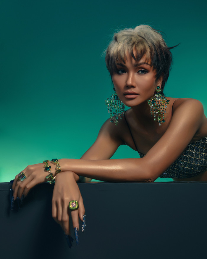 Đã lâu rồi khán giả mới lại thấy một H'Hen Niê tóc ngắn trong những shoot ảnh thời trang. Vì thế lần này cô chọn layout tóc ngắn như món quà gửi tặng cho khán giả, đã luôn yêu thương, ủng hộ và đồng hành cùng H'Hen Niê trong suốt thời gian qua. 