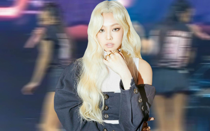 Jennie lại vướng bão chỉ trích: Diện váy không thể ngắn hơn, vô tư để đồng nghiệp vỗ mông trên sân khấu Ảnh 2