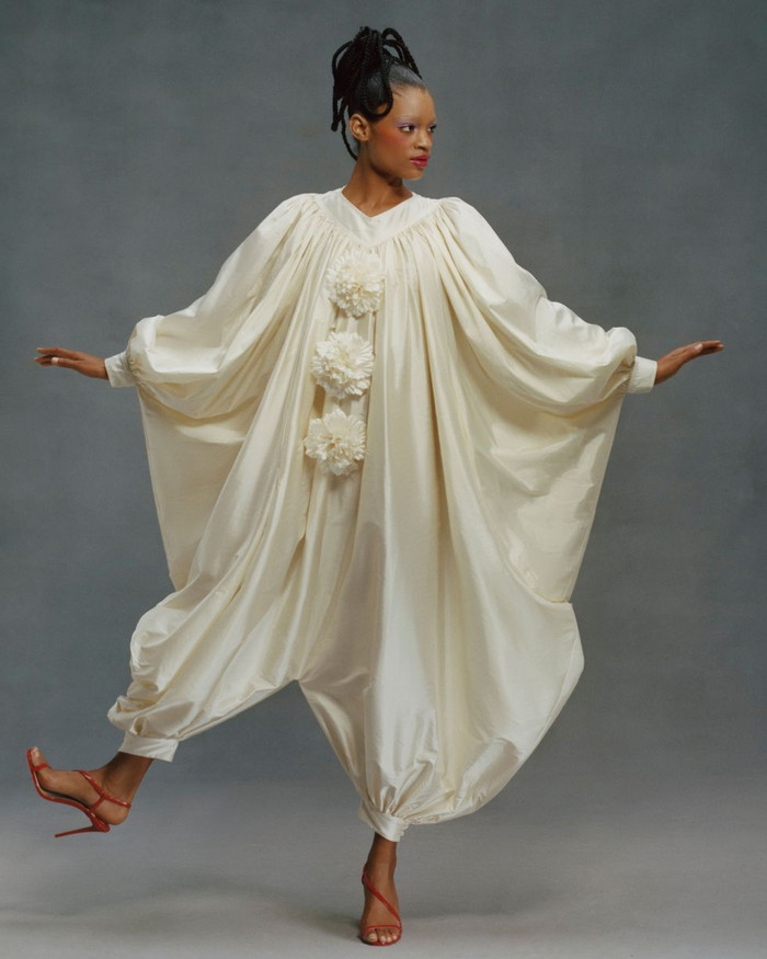 Chú hề trong bộ sưu tập pre-fall năm 2023 của Christopher John Rogers.