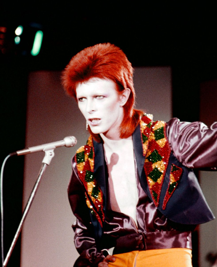David Bowie trong buổi biểu diễn cuối cùng với vai Ziggy Stardust ở London, Anh vào tháng 10 năm 1973.