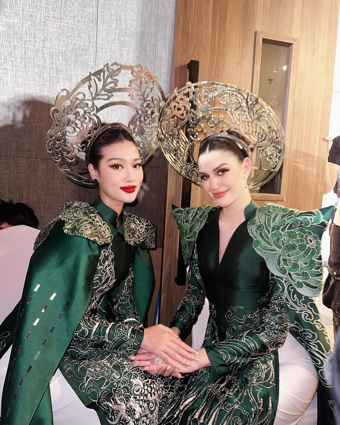  Thiên Ân hóa chị em song sinh với Hoa hậu đẹp nhất thế giới: 'Thỏi son đỏ' không bị lu mờ Ảnh 7