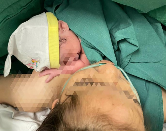 Thiếu nữ 15 tuổi ở Quảng Nam sinh con nặng 2,7 kg. Ảnh: Bệnh viện cung cấp.