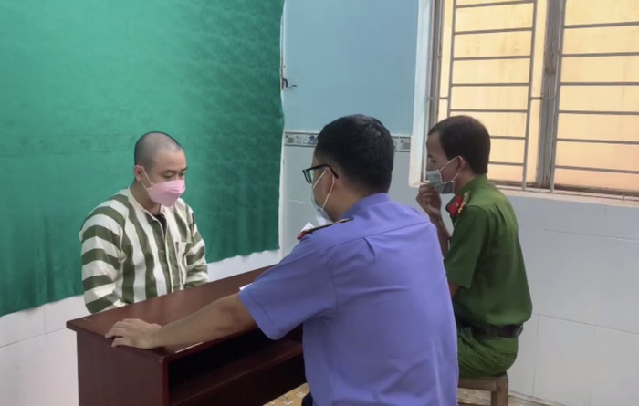 Hình ảnh nam diễn viên Hữu Tín tại cơ quan chức năng.