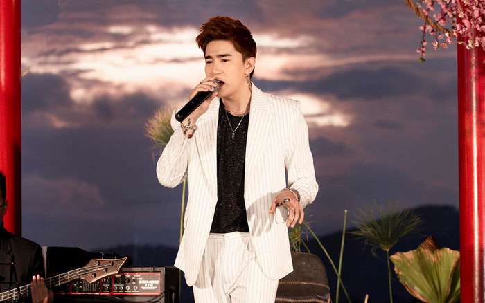 Xôn xao Chi Dân hát nhép trên sân khấu, dân mạng phản ứng ra sao? Ảnh 2