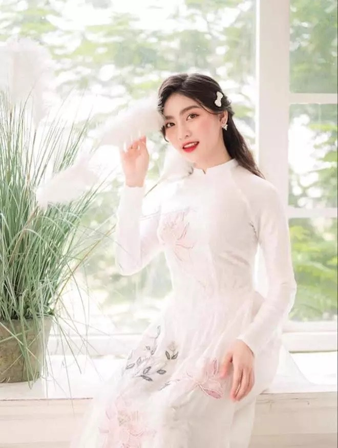 So với hiện tại, thời điểm trước, Linh Trương sở hữu gương mặt bầu bĩnh hơn, vóc dáng cũng có phần mũm mĩm hơn bây giờ