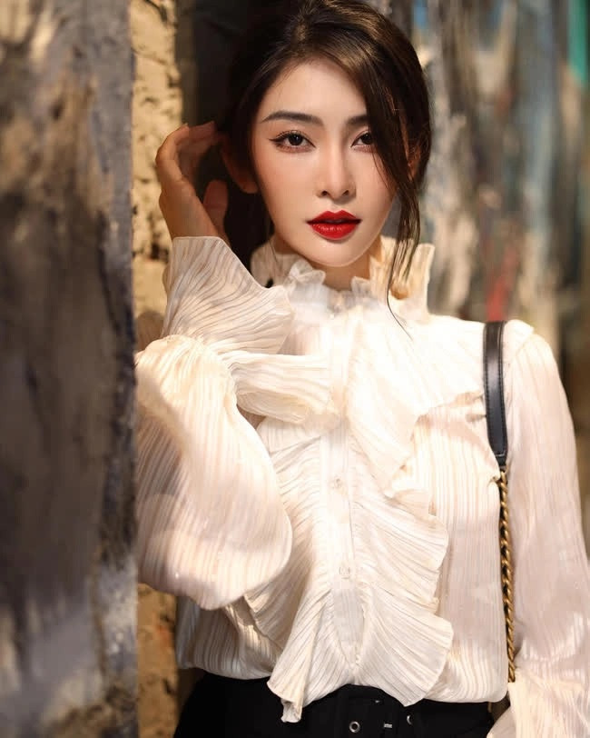 Nét bầu bĩnh ngày trước được thay vào là gương mặt V-line, sắc sảo. 