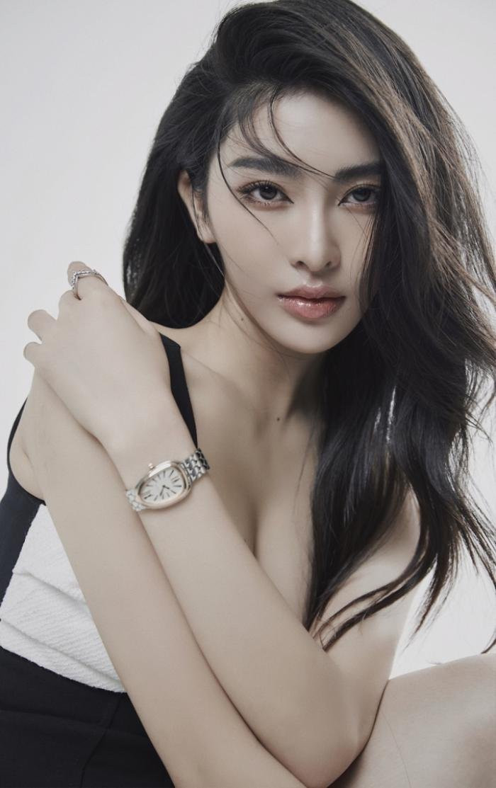 Những ngày qua, cái tên Linh Trương bất ngờ xuất hiện dày đặc trên các nền tảng như TikTok, Facebook. Sở dĩ cô nàng xinh đẹp này nhận được nhiều sự quan tâm, chú ý là bởi nhan sắc xinh đẹp, thần thái sang chảnh, cuộc sống cực kỳ giàu sang dù tuổi đời còn khá trẻ.