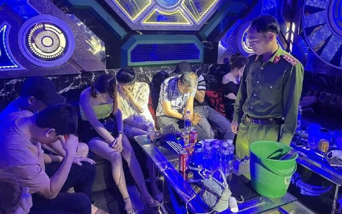 Cảnh tượng ái ngại của 6 nam nữ thanh niên bên trong phòng karaoke mập mờ ánh đèn Ảnh 2