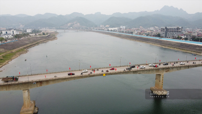 Cầu Hoà Bình 1, vị trí nam sinh lớp 10 được xác định mất tích. Ảnh: báo Lao Động