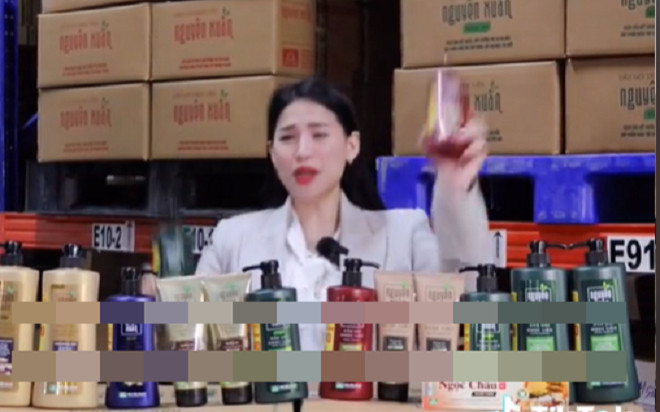 Chương trình bán phá giá 'xanh 18 cành, nâu 11 cành' của Võ Hà Linh khiến loạt các nhà thuốc 'phát tiết' Ảnh 2