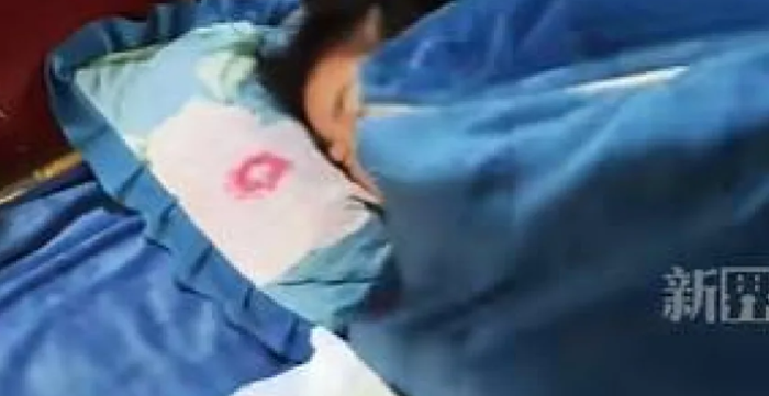  Nghe tiếng động lạ trong phòng con gái, mẹ lật chăn lên phát hiện cảnh tượng 'sởn gai ốc' Ảnh 1