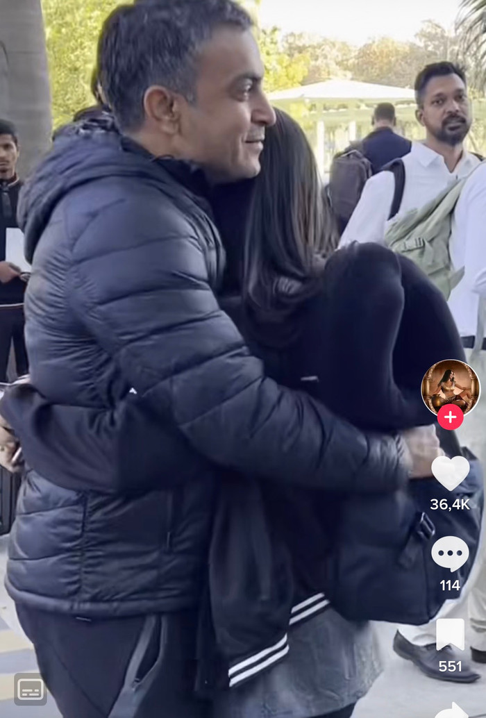 Ông xã Võ Hạ Trâm đích thân ra sân bay đón vợ. 