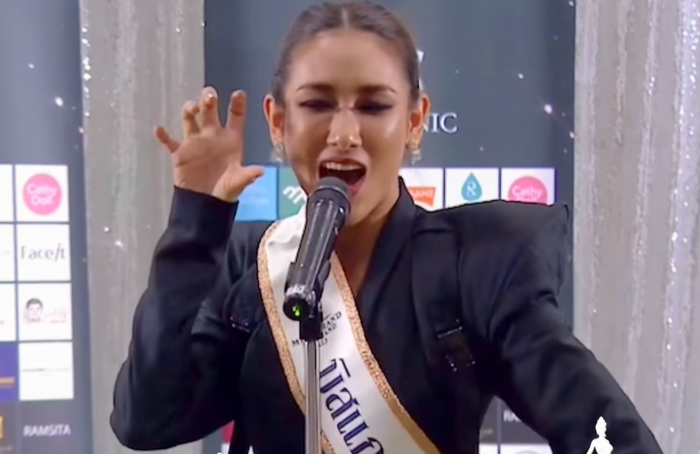 Trong màn hô tên giới thiệu, dàn thí sinh tiếp tục khiến khán giả cười 'bể bụng' với những cử chỉ làm lố.