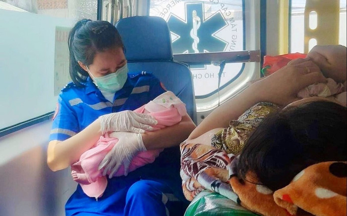 Một sản phụ bất ngờ sinh con trong nhà tắm, ê-kíp cấp cứu tiếp nhận mà lo như lửa đốt Ảnh 2